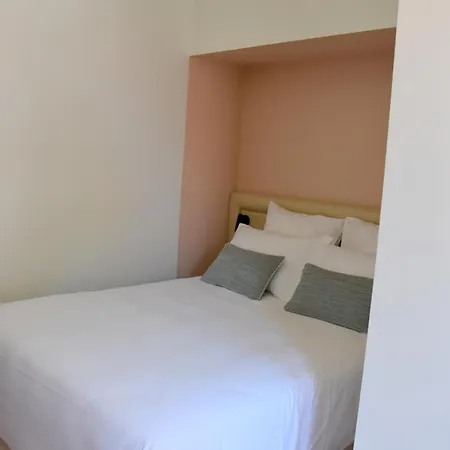 Logis Restaurant Le Kalliste 2* 耶尔